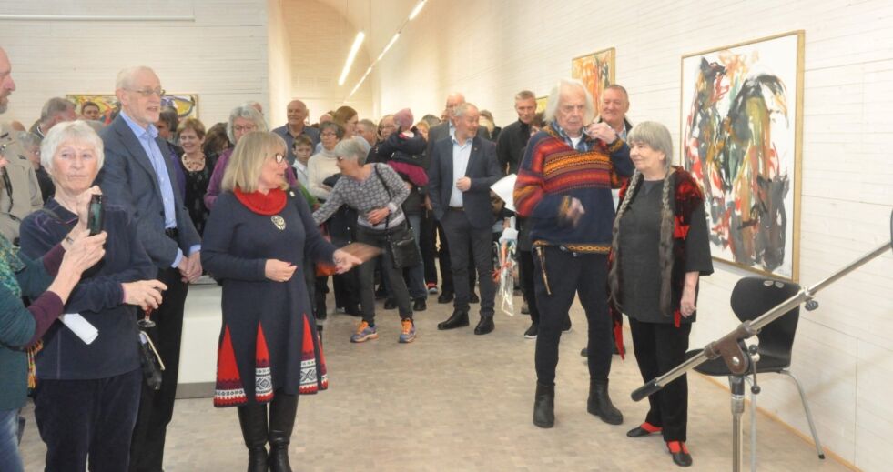 STOR INTERESSE. Vel 200 mennesker tok turen til vernissagen til Per Adde i anledning hans 90- årsdag i morgen, søndag. Etter utstillingen var det konsert og samisk gjestebud med inviterte gjester.