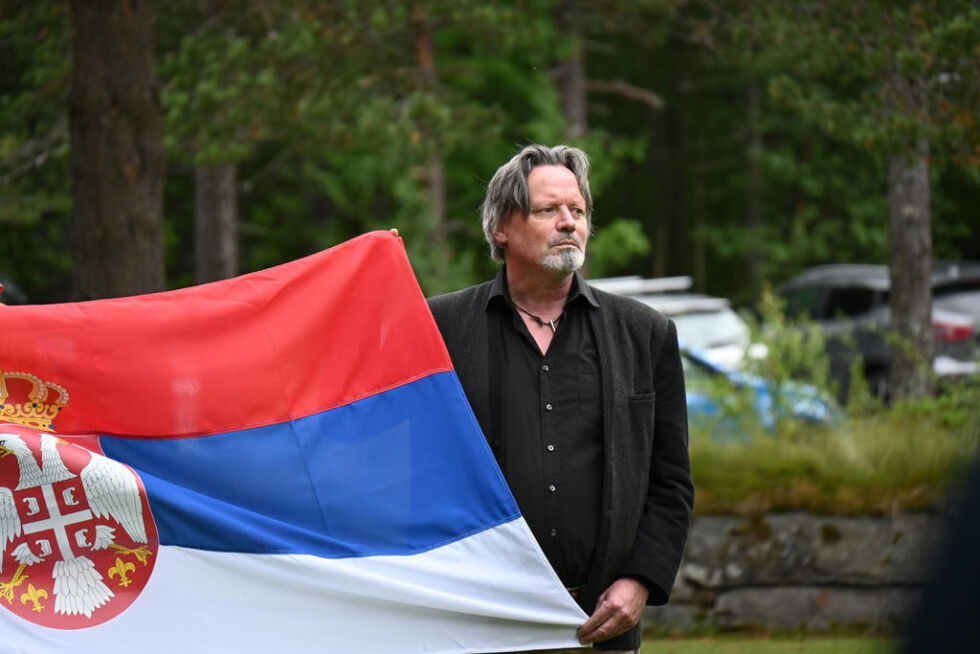 HØYTIDELIG. Konservator Ronald Nystad-Rusaanes med Serbias flagg under kransenedleggelsen på den jugoslaviske krigskirkegården.
 Foto: Lise Berntzen