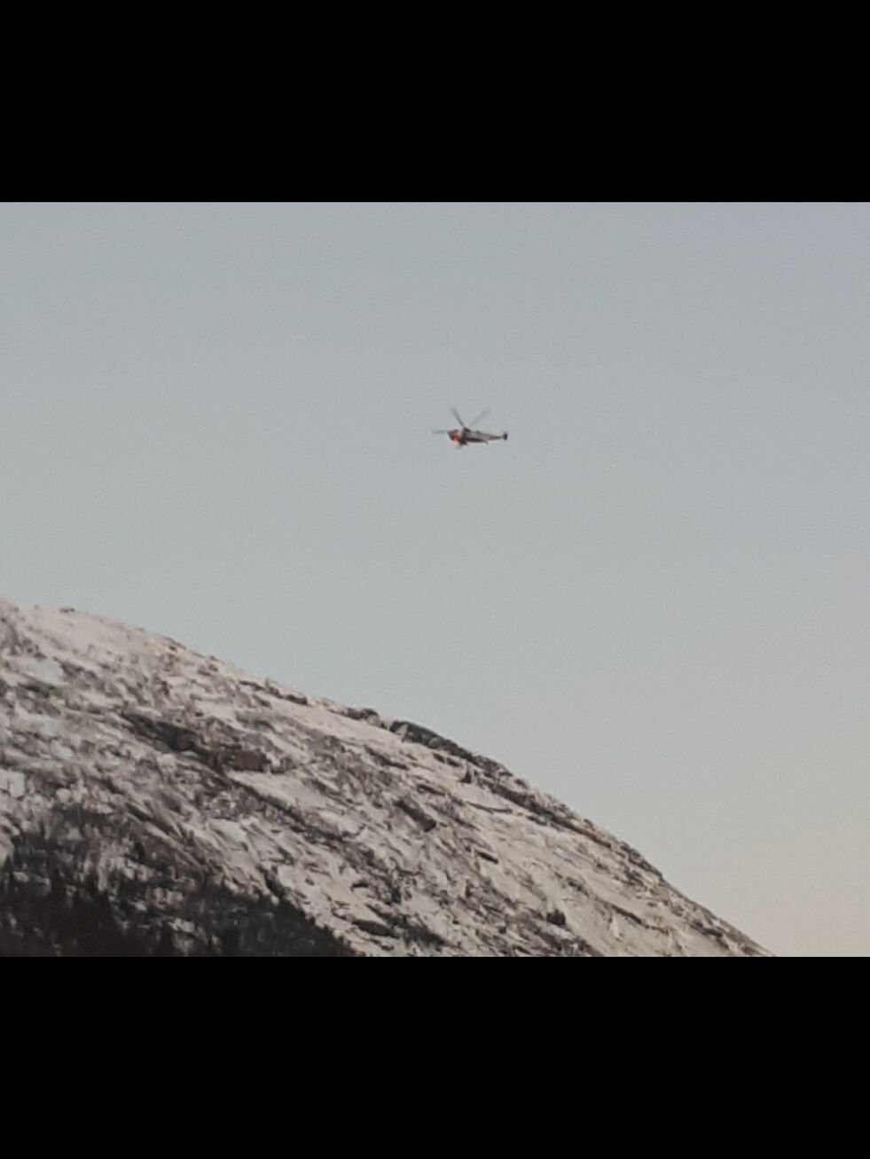 OPPDRAG. Et redningshelikopter henter ut en skadd mann i Sørfold.
 Foto: Tipser