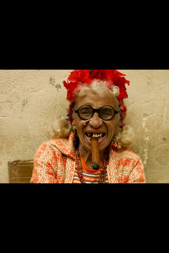 Denne dama i Cubas hovedstad Havana kan man i alle fall si at eldes med stil.
 Foto: Frida Kalbakk