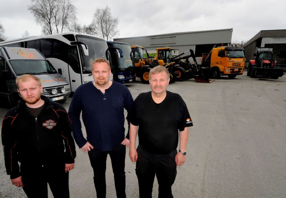 STOR MASKINPARK. Terje Nordeng, Johan Christian Eriksen og Kjell Eriksen foran den store maskinparken de har skaffet seg.  Den hvite bussen og den ene lastemaskinen har de fått levert de siste dagene. Foto: Arild Bjørnbakk