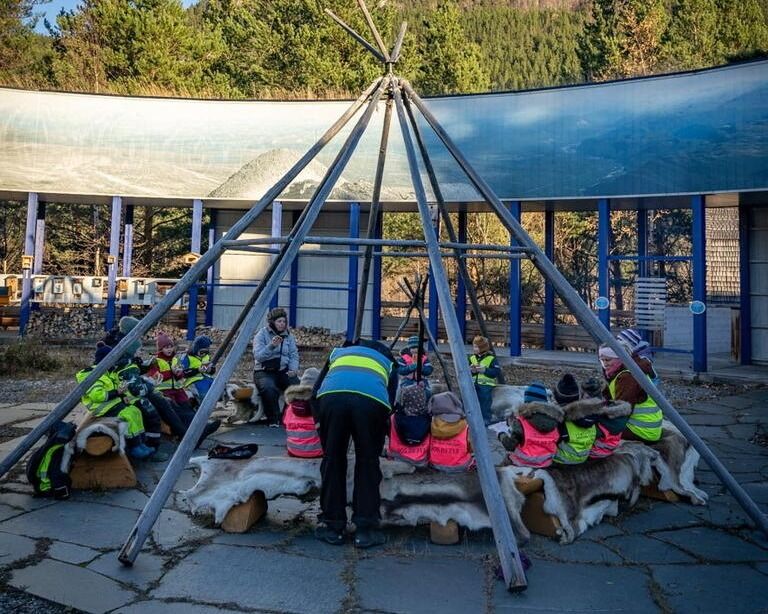 FAMILIEDAG. Bildet er tatt i forbindelse med markering av språkuka ved nasjonalparksenteret i 2023.
 Foto: Foto: Nordland nasjonalparksenter