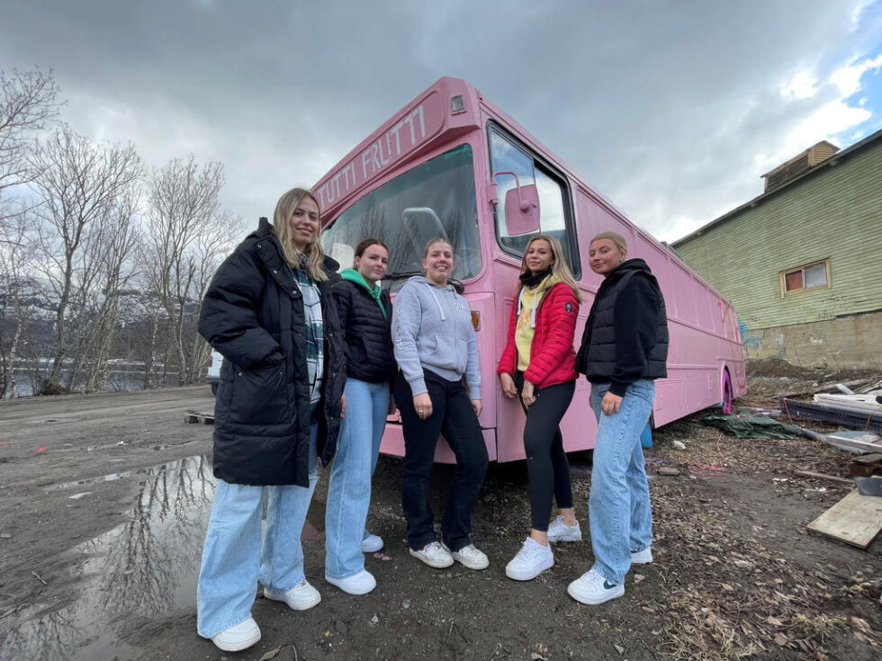 STOLTE. Det å han en egen buss, har vært drømmen til jentene siden de startet i førsteklassen. Nå skal vi få den opp til russecampen, hvor vi skal være det meste av tiden, sier de.
 Foto: Helge Simonsen