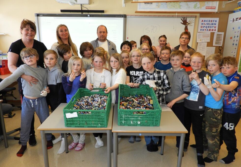IVRIG GJENG. Denne gjengen elever, lærere, assistenter og vaktmester på Røkland skole har lagt ned en stor jobb og ligger helt i norgestoppen. Alle foto: Sverre Breivik