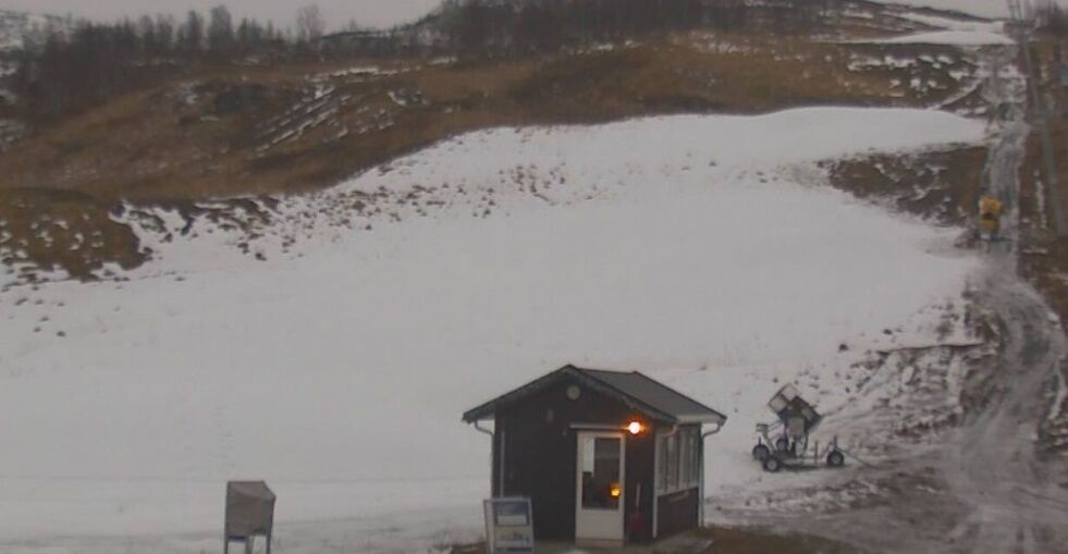 FOR LITE SNØ. Slik så det ut på webkameraet til Sulitjelma Fjellandsby i Daja fredag klokka 15. Det er ikke nok snø til å åpne bakken neste helg, slik man hadde håpet.