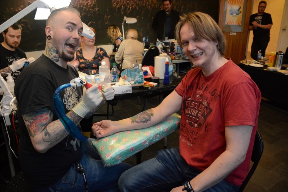 FØRSTE TATOVERING. Geir Testad måtte bare gripe muligheten når Freddy Myrvold (t.v.) flyttet hele tatoveringsstudioet fra BU-HU Tattoo til Slipen og Blåfrosten. Begge foto: Helge Simonsen