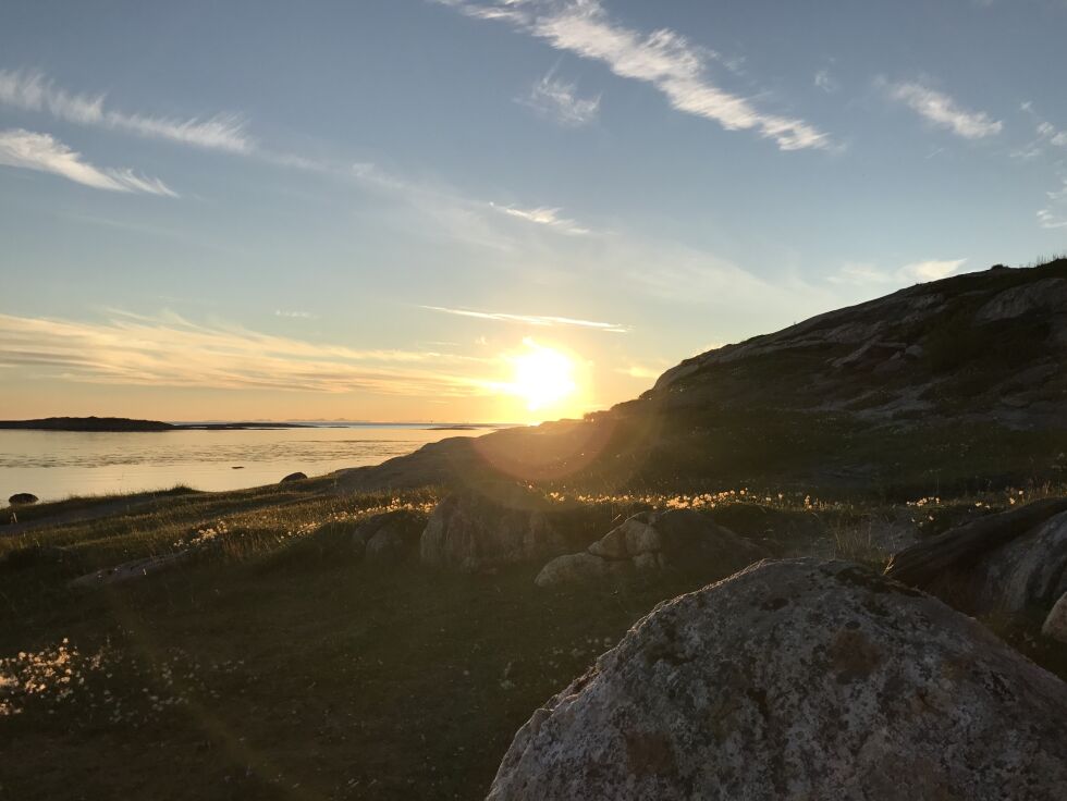 VAKKERT. Det viser seg at Nordland er Norges mest populære fylke å feriere i. Her ser vi en solnedgang fra Mjelle, nord for Bodø. Lofotveggen kan skimtes i det fjerne. Foto: Victoria Finstad