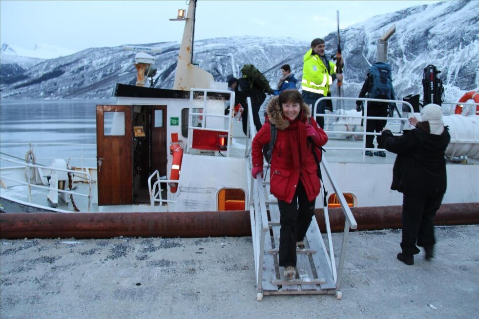 SJØVEIEN. Laila Sevaldsen var en av passasjerene som gikk i land i Tvervik etter å ha gått om bord på Kjelling. For de som ikke vil reise over fjellet er det på denne måten mulig å bruke sjøveien for å komme seg til og fra Bodø. Alle foto: Jan Steen