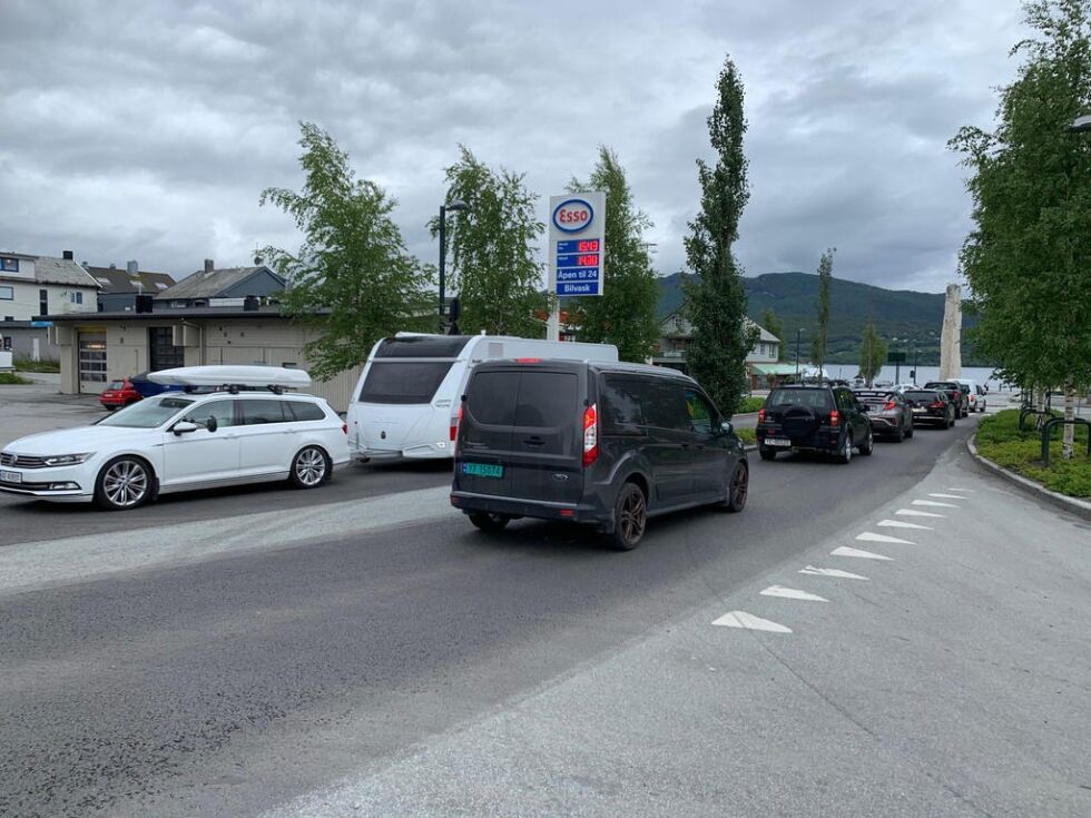 KØ. Trafikken gjennom Fauske sentrum denne sommeren har vært større enn vanlig. Flere ganger har det opppstått lange køer av biler som skal nrodover eller sørover på E6.
 Foto: Frank Øvrewall