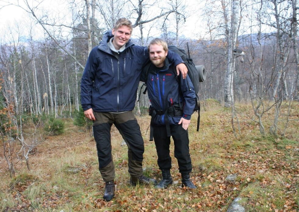 TO MÅNEDER PÅ TUR. Tobias Hagen og Marius Marhaug fra Tverlandet går Norge på langs. De startet fra Nordkapp 14. august, og onsdag i denne uka, 14. oktober ankom de Sulitjelma. Nå går ferden videre sørover mot Lindesnes. Foto: Cato A. Hultmann