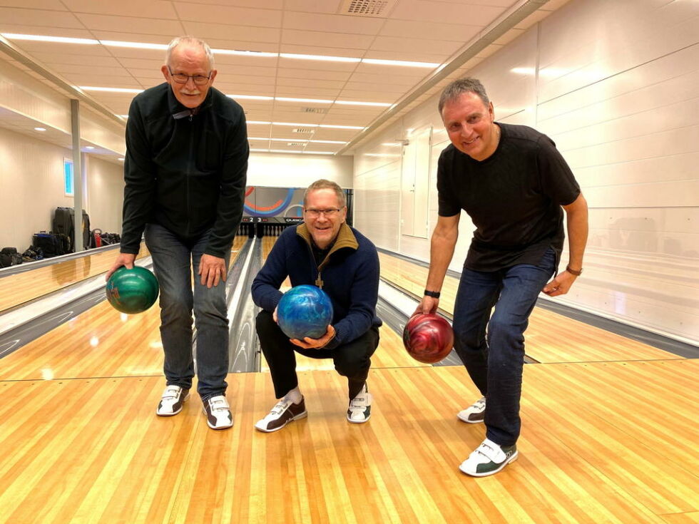JOBBER DUGNAD. Framover holder denne trioen bowlingen på Fauske fritidssenter åpen i helgene og ellers på forespørsel. Fra venstre Jan Stavrum, Odd Martinsen og Even Solstad. Begge foto: Eva S. Winther