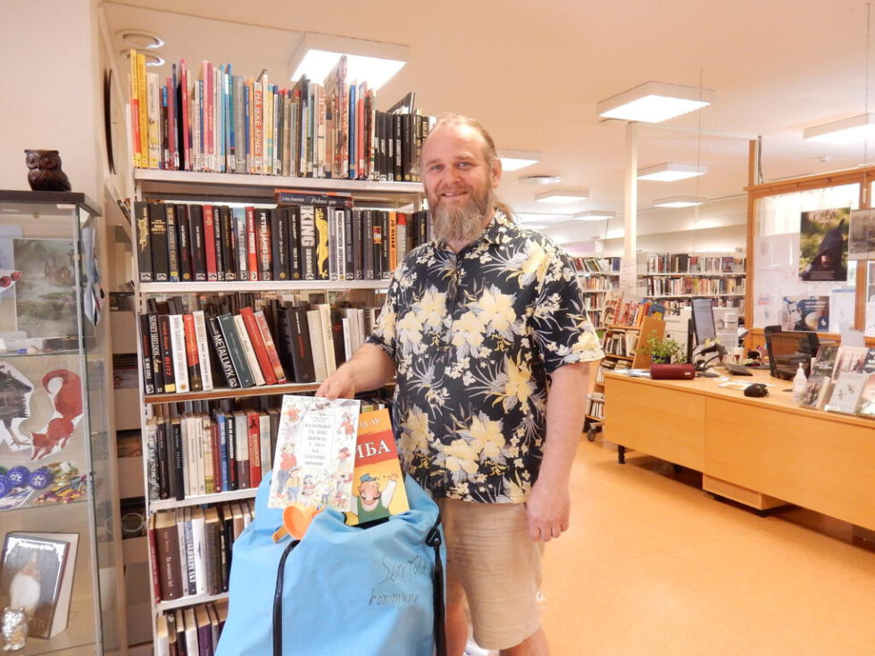 NYTT. To nye SUP-brett er på plass hos Utstyrssentralen og Ole-Anders Seines kan også melde om bøker på ukrainsk og en god del bøker som nå gis bort på biblioteket på Straumen.
 Foto: Sørfold kommune