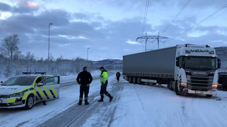 KOLLISJON. Bildet er av et utenlandsk vogntog som kolliderte inn i en personbil i Saltdal tidligere i vinter. Heldigvis gikk det bra denne gangen.
 Foto: Maria E. Trondsen