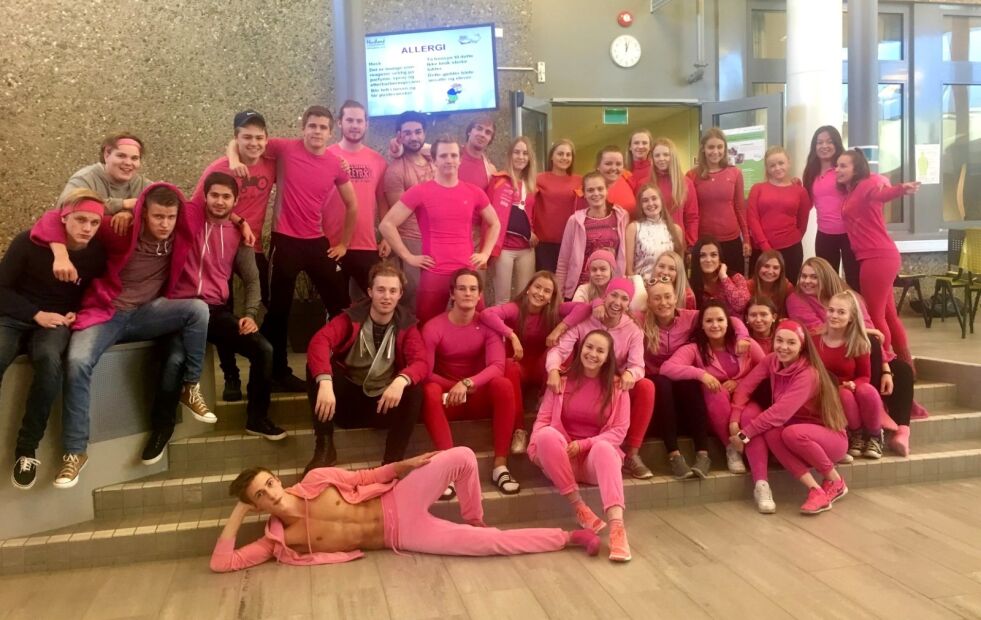 ROSA STØTTE. Rødrussen ved Fauske videregåendeskole gikk i går kledd i rosa for å vise sinr støtte til brystkreftforeningen.