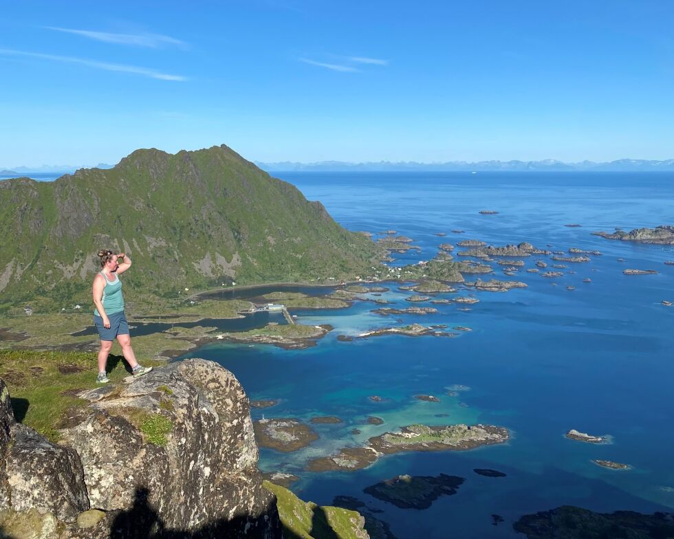 SI HEI. Det kan være lurt å hilse på de man treffer ute på tur. Før man vet ordet av det har man hatt en trivelig prat, og så kan de ta mye bedre bilder enn om man bruker selvutløser...
 Foto: Ida