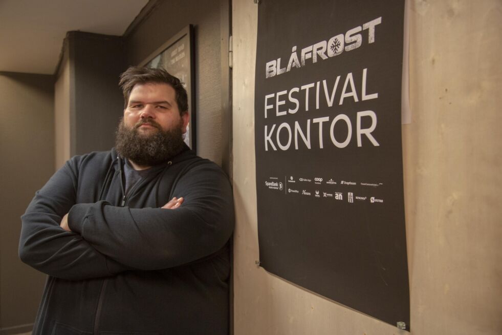 ANMELDER. Reporter Helge Simonsen anmelder konserter, og snakker med festivalgjengere.
 Foto: Bjørn L. Olsen