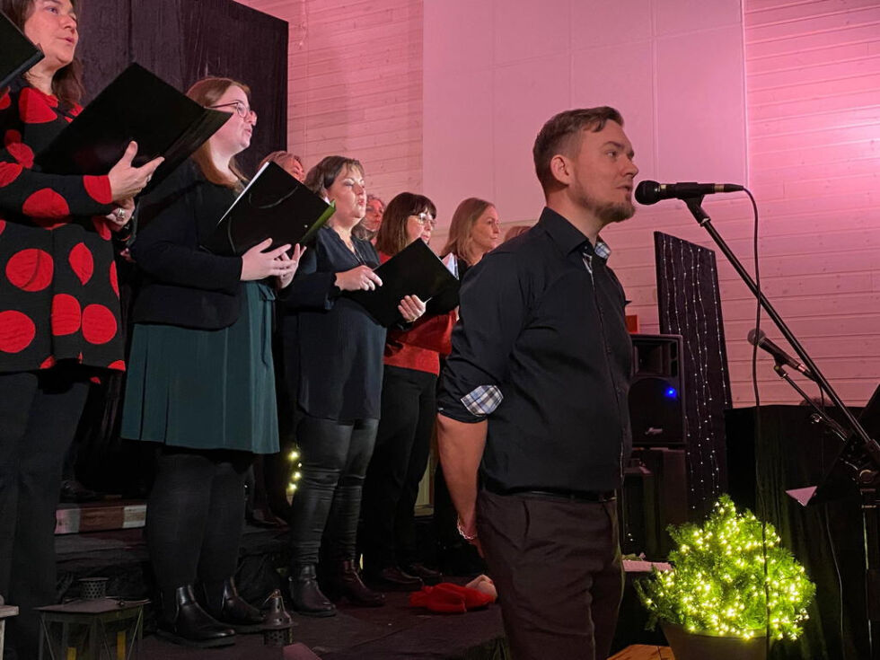 SOLID. Med Viggo A. Hegge som solist på blant annet "Stad i ljus", lyste Sangria opp desemberkvelden for en fullsatt gymsal i Røsvik. Denne uken starter koret opp igjen etter en julepause.
 Foto: Eva S. Winther