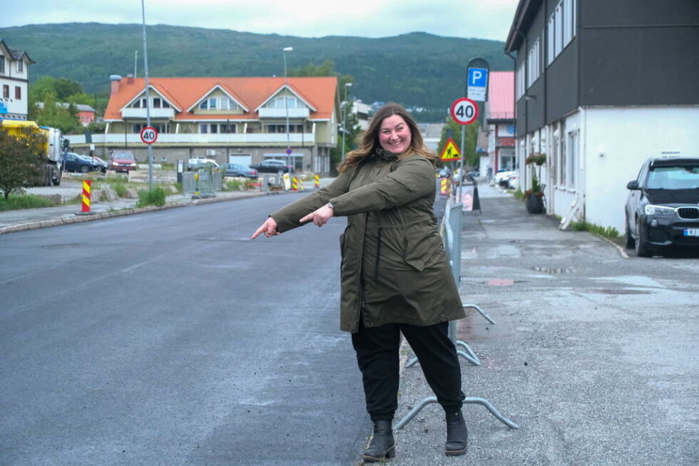 JUBLER. Ordfører Marlen Rendall Berg i Fauske kommune kan smile over den utbedrede Sjøgata, klar til Arctic Race of Norway i august.
 Foto: Ida Bjørkquist/Fauske kommune