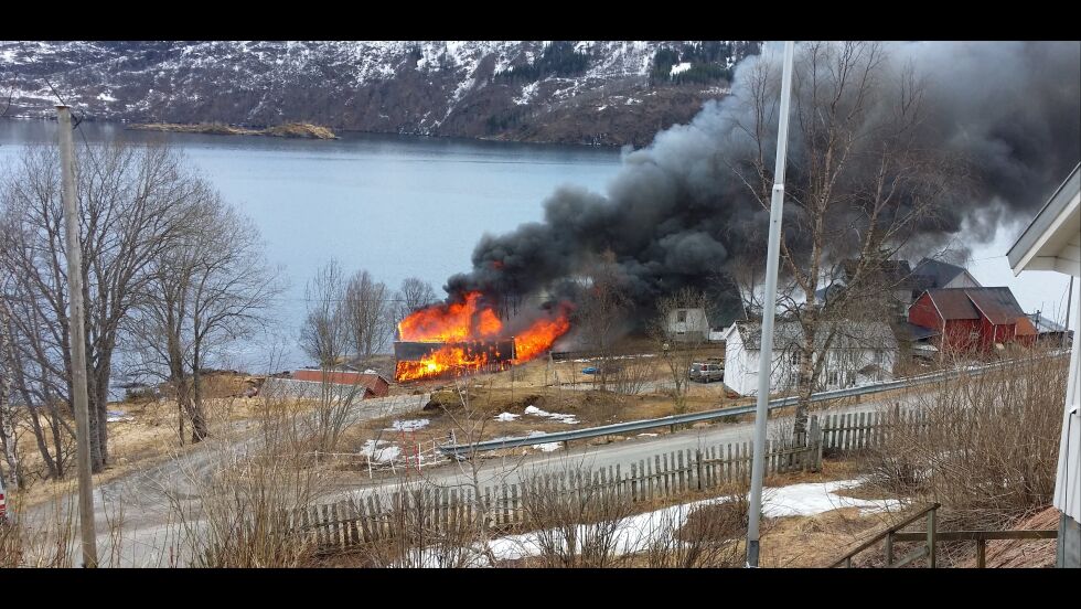 Vindretningen var ugunstig, men brannen spredte seg ikke til flere naust eller bolighuset like ved.
 Foto: Jon Håvard Olsen