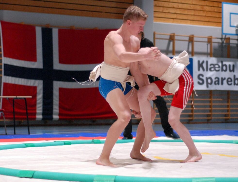 UTTELLING. Eskil Larsen (15) fra Fauske atletklubb fikk i helga uttelling for all treningen. Her i kamp mot Alexander Olsen under NM i sumobryting i Klæbu.