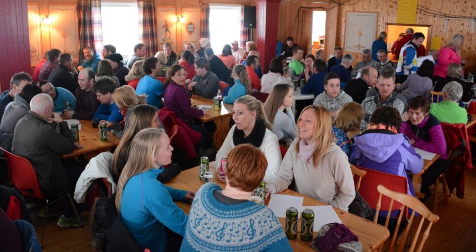 STOR STEMNING. Det var smekk fullt i alle rommene på skihytta i Sulitjelma på Skjærtorsdag i fjor. Påskequizen samlet mange til vennlig kunnskapsdyst i fjellheimen. Foto: Helge Simonsen