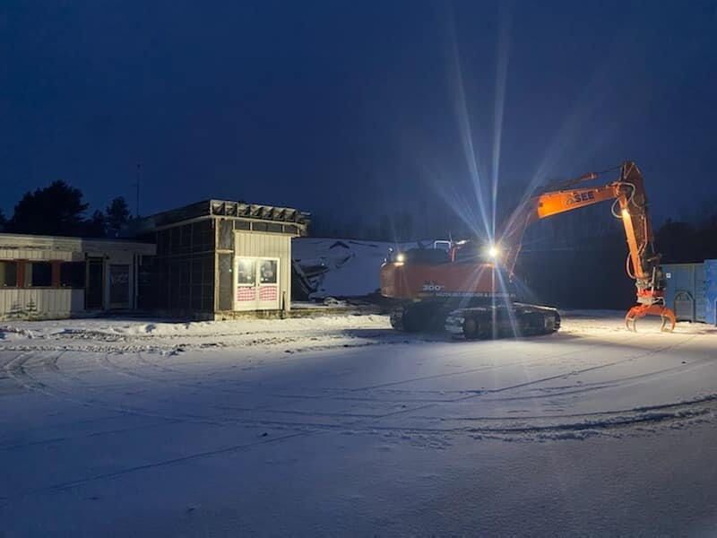 RIVER BYGGET. Salten Entreprenør og Eiendom er i gang med å rive det tidligere samvirkelagsbygget på Kvarv.
 Foto: Salten Entreprenør og Eiendom