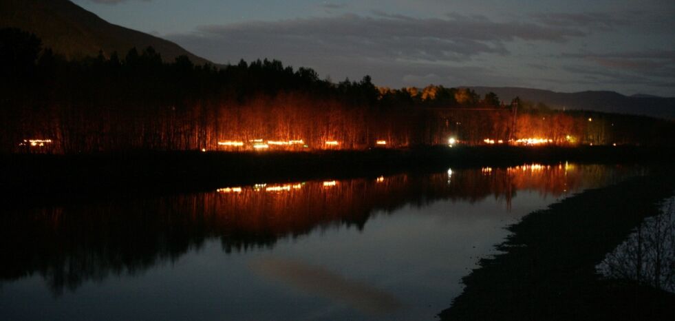 STEMNINGSFULLT. Nærmere 500 små og store deltok på arrangementet Elvelangs i fjor, hvor fakler lyste opp i mørket langs Saltdalselva. Arkivfoto: Hans Petersen
