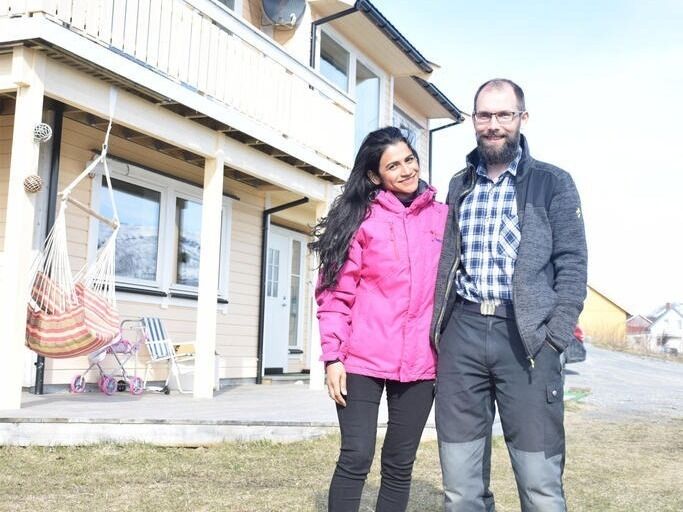 VALGTE BYGDA. Taciane og Ole Einar Nyvoll er de siste som har bygget hus på Strøksnes. Han mener gevinsten er større enn tapet når man bygger på bygda. Begge foto: Eva S. Winther