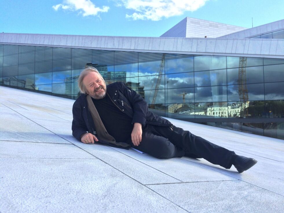 KLAR FOR SANG. Ketil Hugaas har lang erfaring som sanger ved Den norske opera i Oslo. Nå er han kultursjef i Fauske kommune, og synger på operapub kommende fredag på Kaptein Larsen. Foto: Maria Trondsen