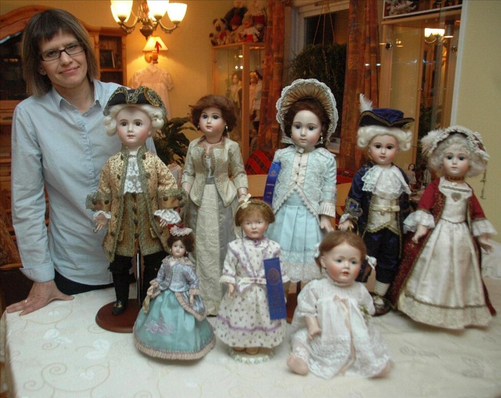 DUKKEDAMEN. Lucia Skjevik er Grand master i dukkelaging, og har deltatt i flere dukkekonkurranser. Her er hun sammen med et utvalg av dukkene hun har laget. Alle foto: Eva S. Winther