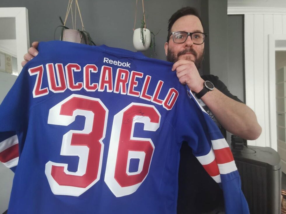 AUKSJONERES BORT. Stian Olsen holder opp hockeydrekten fra New York Rangers som er signert av Mads Zuccarello, og donert av Tannsentralen på Fauske.
 Foto: Leserbilde