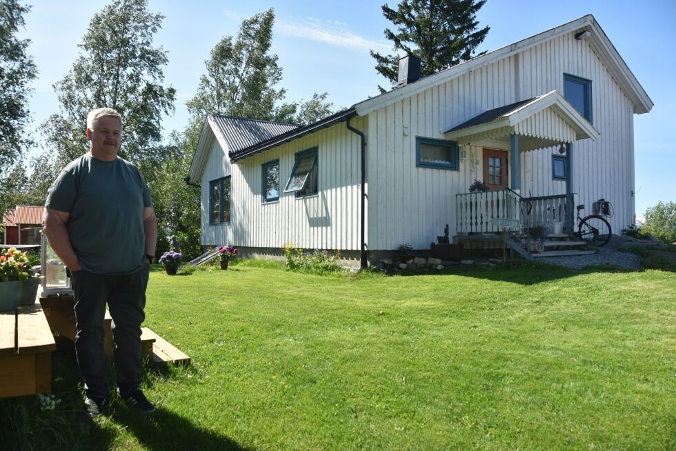 Kjell-Bjarne Nystad framfor huset sitt i Nystadveien i Valnesfjord.
 Foto: Sylvia Bredal