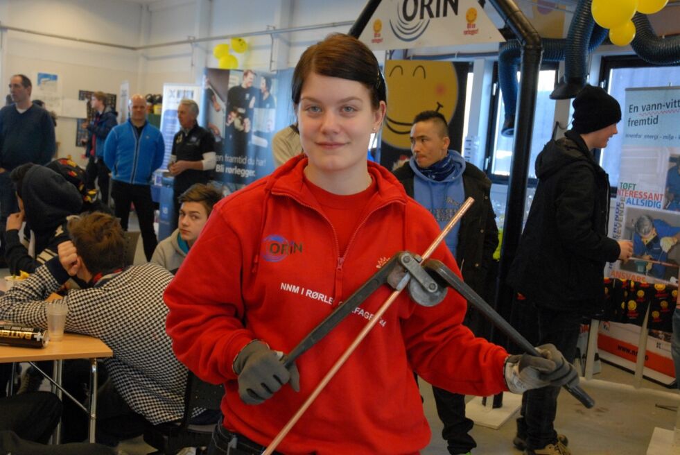 PÅ NNM. Hanne Christin Navjord fra Fauske deltok under nordnorsk mesterskap for rørleggere som ble avholdt i Bodø denne uka. Her med rørtanga som var et av de mest brukte redskapene under mesterskapet. Foto: Maria E. Trondsen