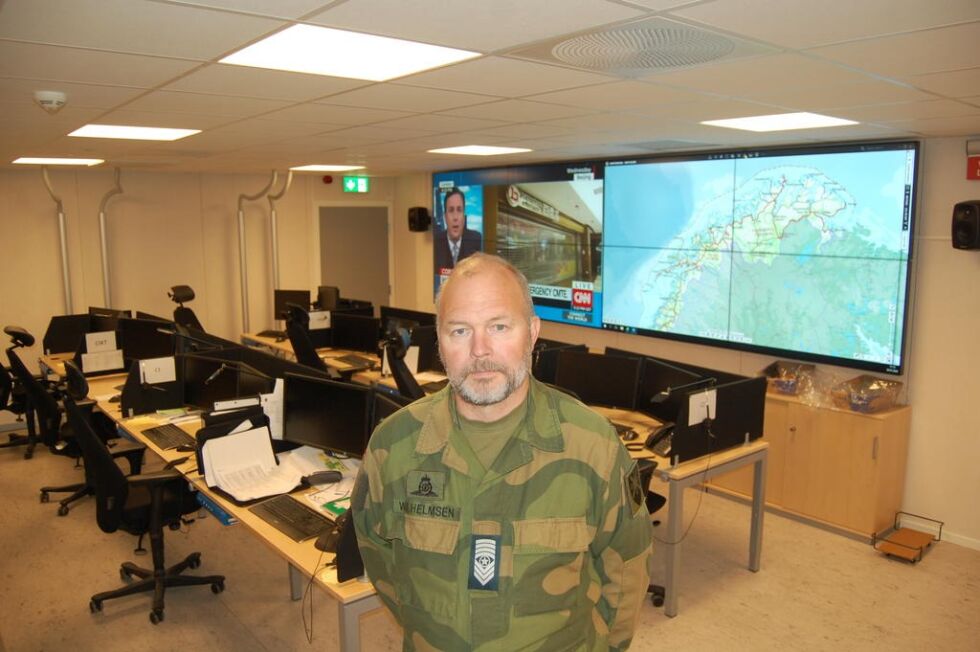 HEMMELIG OMRÅDE. Her er Per Gøran Wilhelmsen inne på cyber-forsvarets operasjonssenter. Det som vanligvis vises på skjermene her kunne vi ikke tatt bilde av.
 Foto: Stig Bjørnar Karlsen