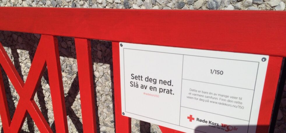150 FORSLAG. Røde kors Norge ga en rød benk til Fauske sentrum nylig. Den er ett av 150 forslag til aktiviteter som kan gi oss et varmere samfunn. Foto: Sylvia Bredal