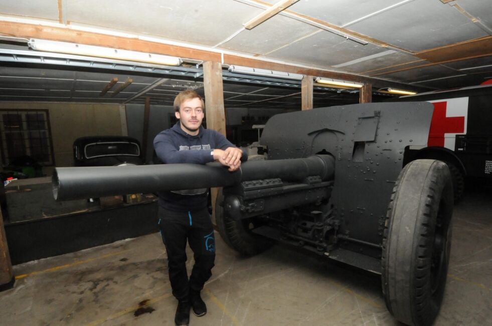 SALUTT. Denne 105 millimeters kanonen skal Emil Skatvik bruke når han skyter tre saluttskudd før start på Arctic Race. Foto: Arild Bjørnbakk