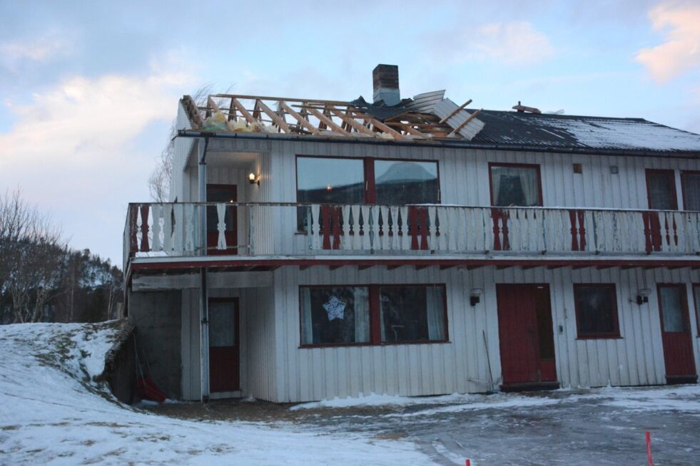 MISTET TAKET. Dette huset på Sundby, som tilhører Janne og Ulf Moland, mistet taket i den sterke vinden. Sønnene måtte berge innholdet på loftet og flytte det i kjelleren. Foto: Helge Simonsen