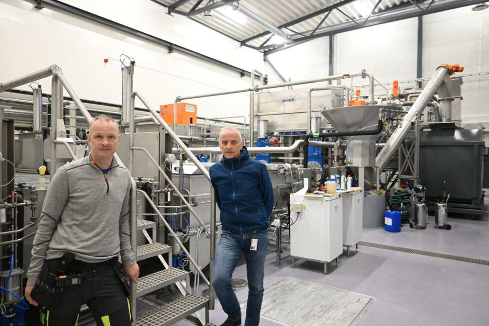 STORT OG AVANSERT. Torodd Støver (t.v.) og Frank Zahl i Fauske kommune i hallen der det automatiske utstyret gjør jobben med å skille massene fra hverandre.
 Foto: Stig Bjørnar Karlsen