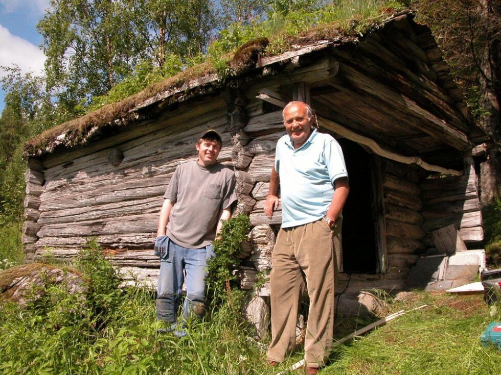 HELLAND. Thor Helland (t.h.) sammen med Åge Bergquist ved et gammelt stabbur på Helland i Sørfold i 2006.
 Foto: Eva S. Winther