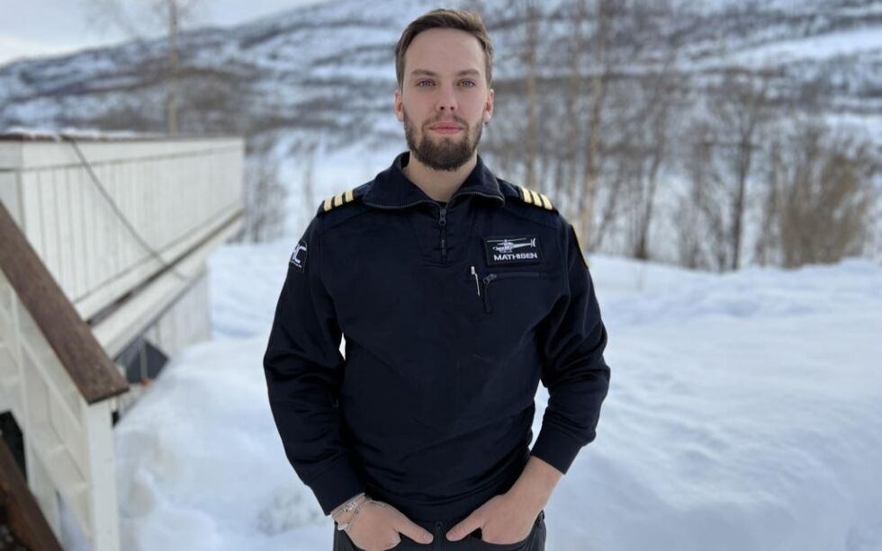 Nicklas Mathisen har siden ungdomsskolen drømt om å fly. Nå er han uteksaminert som helikopterpilot, og i jobb hos et helikopterfirma i Bodø.
 Foto: Espen Johansen