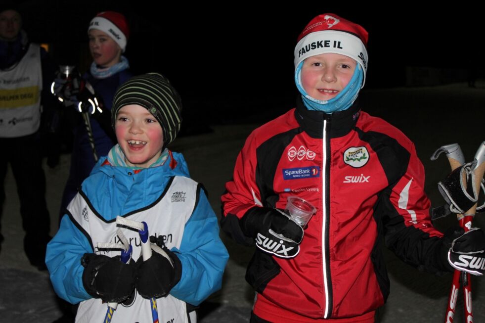 SPREKE. Isak Samuelsen og Per-Kristian Storli under årets første runde av Telenor-karusellen i Klungsetmarka på Fauske. Smilene tyder på at ski er gøy.