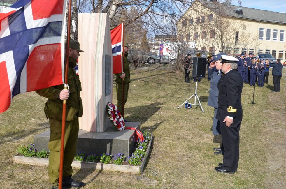 KRANS. Hilde Nystad og Magne Alvestad sto for kransenedleggelsen ved bautaen som minner om de falne fra Fauske. Alle foto: Sverre Breivik