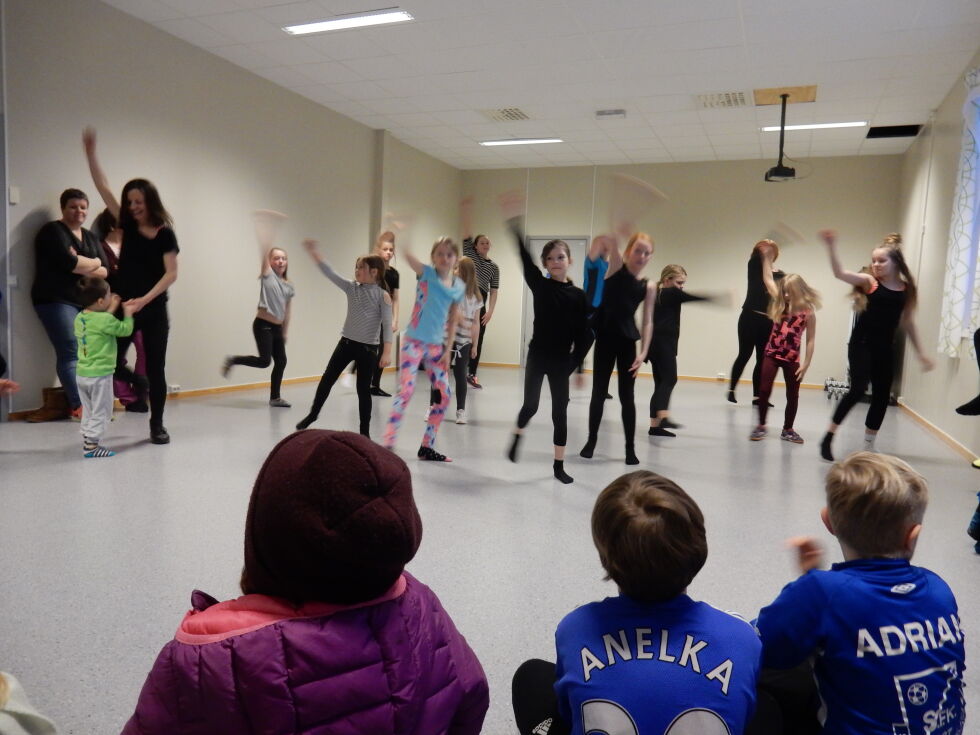 Nå blir dans på nytt et av tilbudene i kulturskolen i Sørfold. Her er et bilde fra en del år tilbake da det var dans på programmet.
 Foto: Arkiv/Steinar Strand