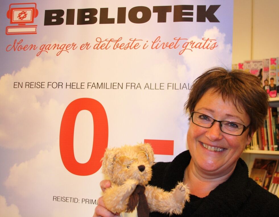 KOSEDAG. Biblioteksjef Rita Jørgensdatter markerer Bamsedagen mandag 27. oktober. - Vi gleder oss, sier hun, og tar godt tak i biblioteksbamsen. Foto: Fauske kommune