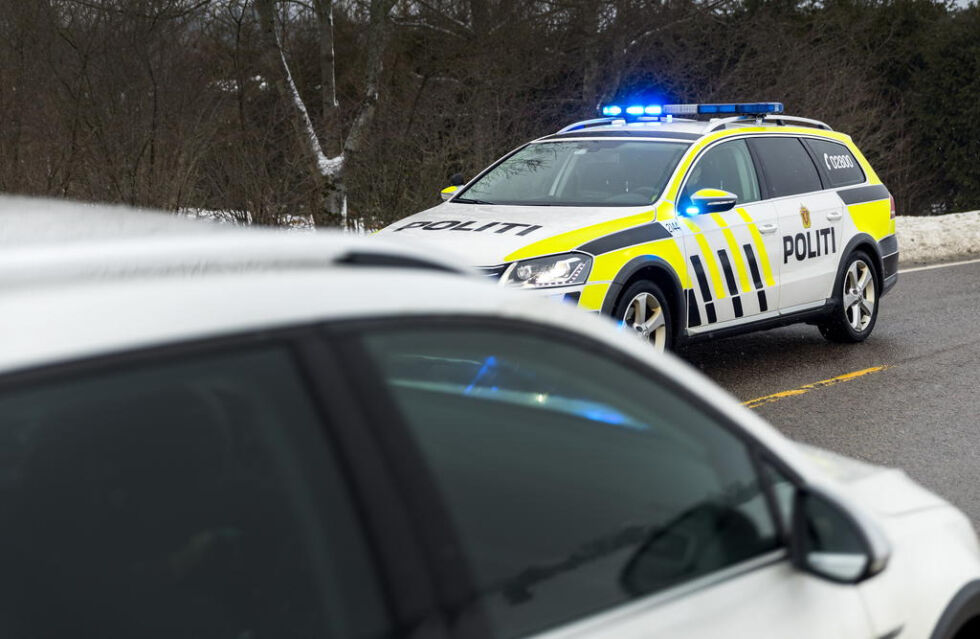 INGEN REAKSJONER. Politiet gir tommel opp til bilistene som ble kontrollert fredag morgen.
 Foto: Gorm Kallestad/NTB