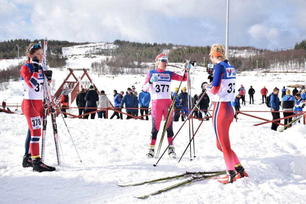 Ingrid Mathisen (t.v.) og Christina Rolandsen (midten) fra Fauske IL tok bronse og sølv på fellesstarten under NNM i Bodø. De lå lenge i tet, men måtte se seg slått av Lovise Heimdal (t.h.) fra Bardu.