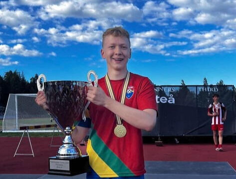 POKAL. Olov Johannes Blind og resten av Sápmi G16 sto igjen med den største pokalen etter å ha spilt sin første finale i Piteå Summer Games. Nå skal han og Julian Olsen til Canada for å spille futsal i AWG i 2023.
 Foto: Wanja Blind