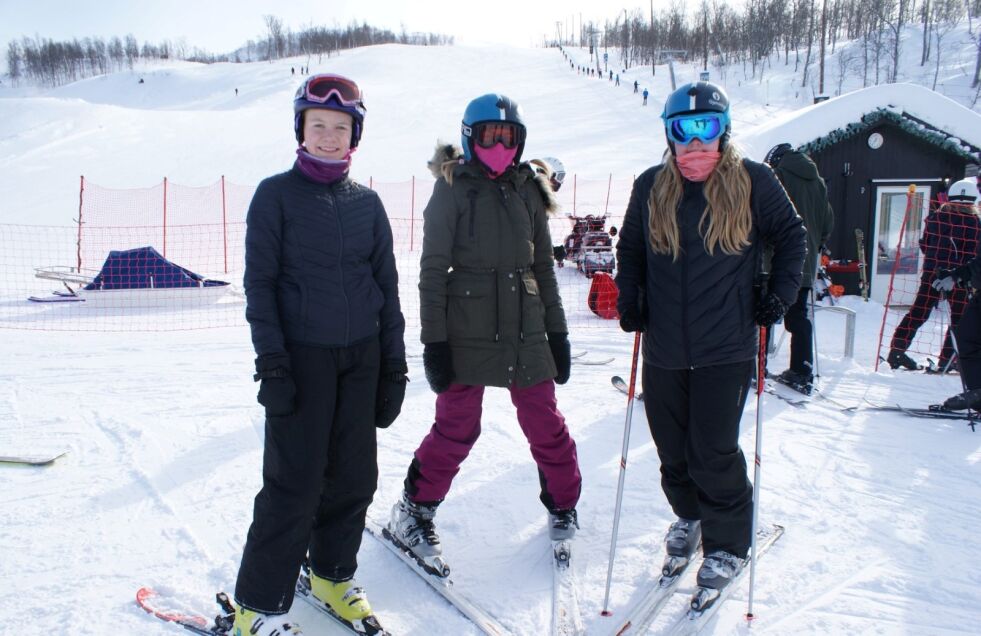 GLADE. Fra venstre står Kine Stokland, Hannelise Dahl og Pia Merete Alpøy. De er glade i å stå på ski og koser seg i bakken. Jentene håper de får til flere slike turer i fremtiden. Alle Foto: Nika Nielsen