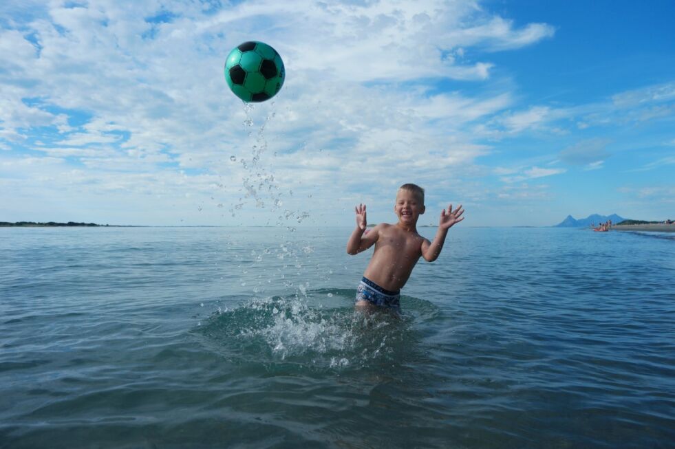 ARTIGE SITUASJONER. Markus Klingen Bakke (6) bader og storkoser seg med fotball i vannet. Fotograf og pappa Thor Magne Klingen (29) forteller om en strålende dag på stranda. Foto: Thor Magne Klingen