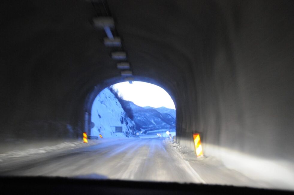 SMALT. Her inne i Kvænflogtunnelen fikk en bobil et ubehagelig møte med et vogntog fredag formiddag. Arkivfoto: Maria Trondsen